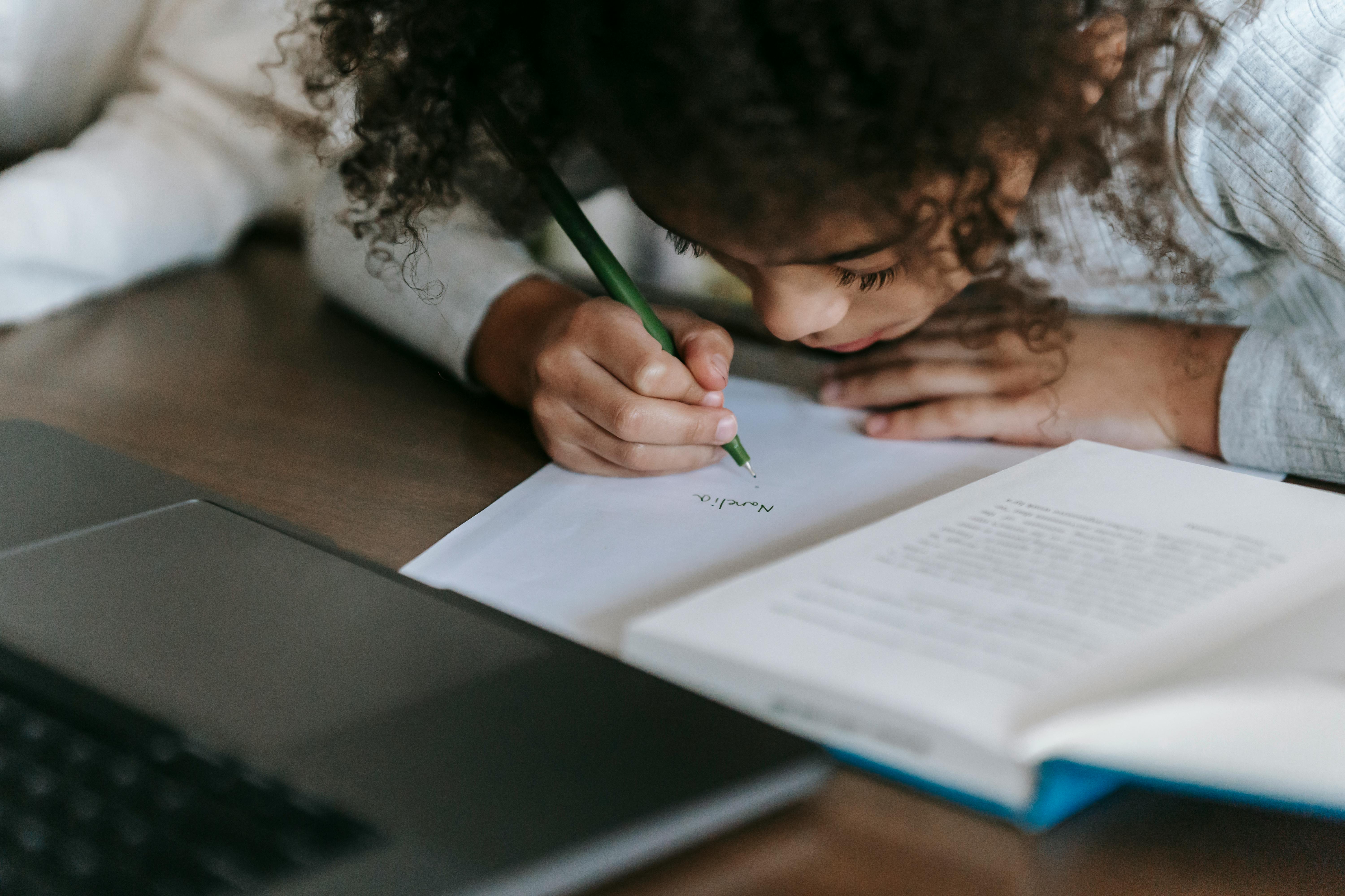 Enfant qui ne veut pas faire ses devoirs